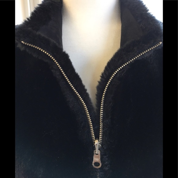 Cozy The Limited faux fur & suede reversible vest! - Picture 3 of 11